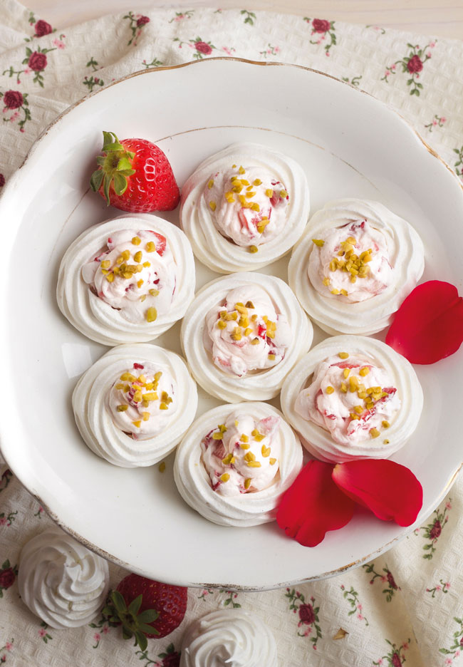 rose, torte, dolci, A Tavola magazine, A Tavola, dolci con le rose, torte per la mamma, festa della mamma,
