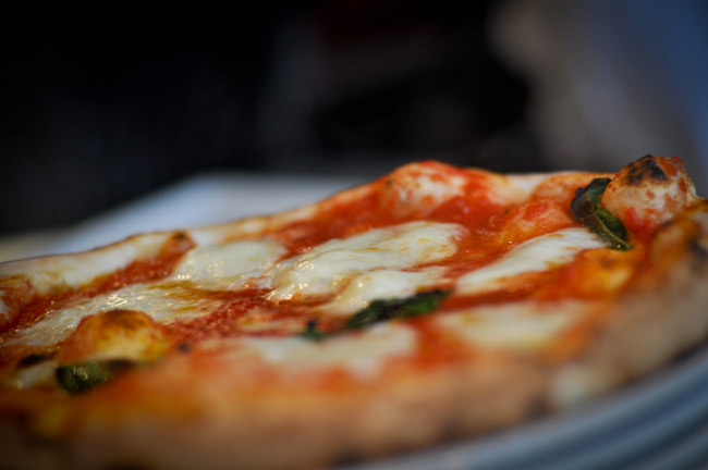una pizza classica cotta nel forno a legna