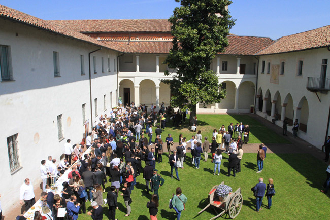 convento dell'annunciata con persone che passeggiano e mangiano