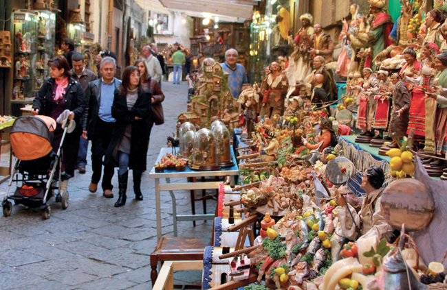 strade di Napoli con presepe
