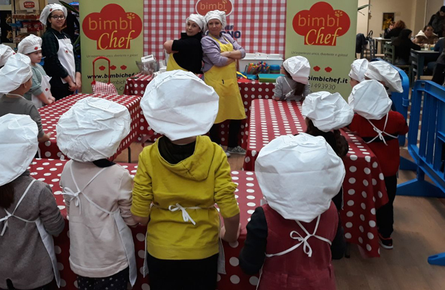 bambini al corso di cucina