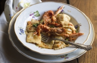 Ravioli di gamberi con sugo di scampi e asparagi