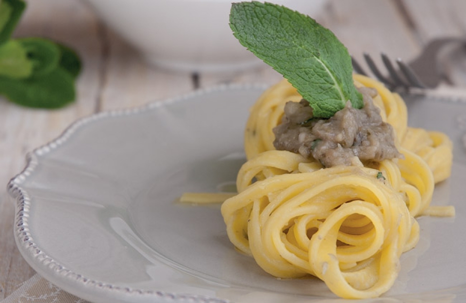 Tagliolini con crema di melanzane alla menta