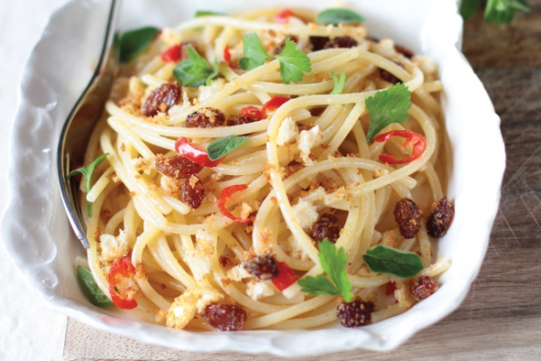 Spaghettoni aglio, olio, peperoncino con uvetta e briciole di pane croccante